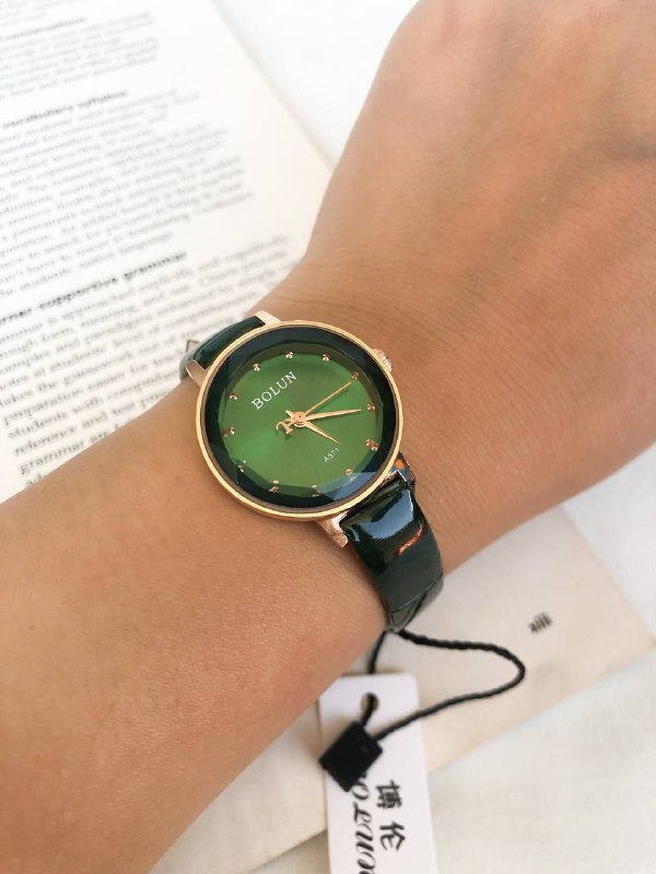 ساعت زنانه بولون بندچرم صفحه سبز همراه با انگشتر 369257