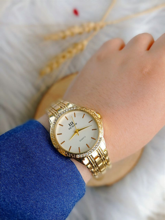 ساعت زنانه بندطلایی صفحه سفید نگین دار مجلسی صفحه درشت